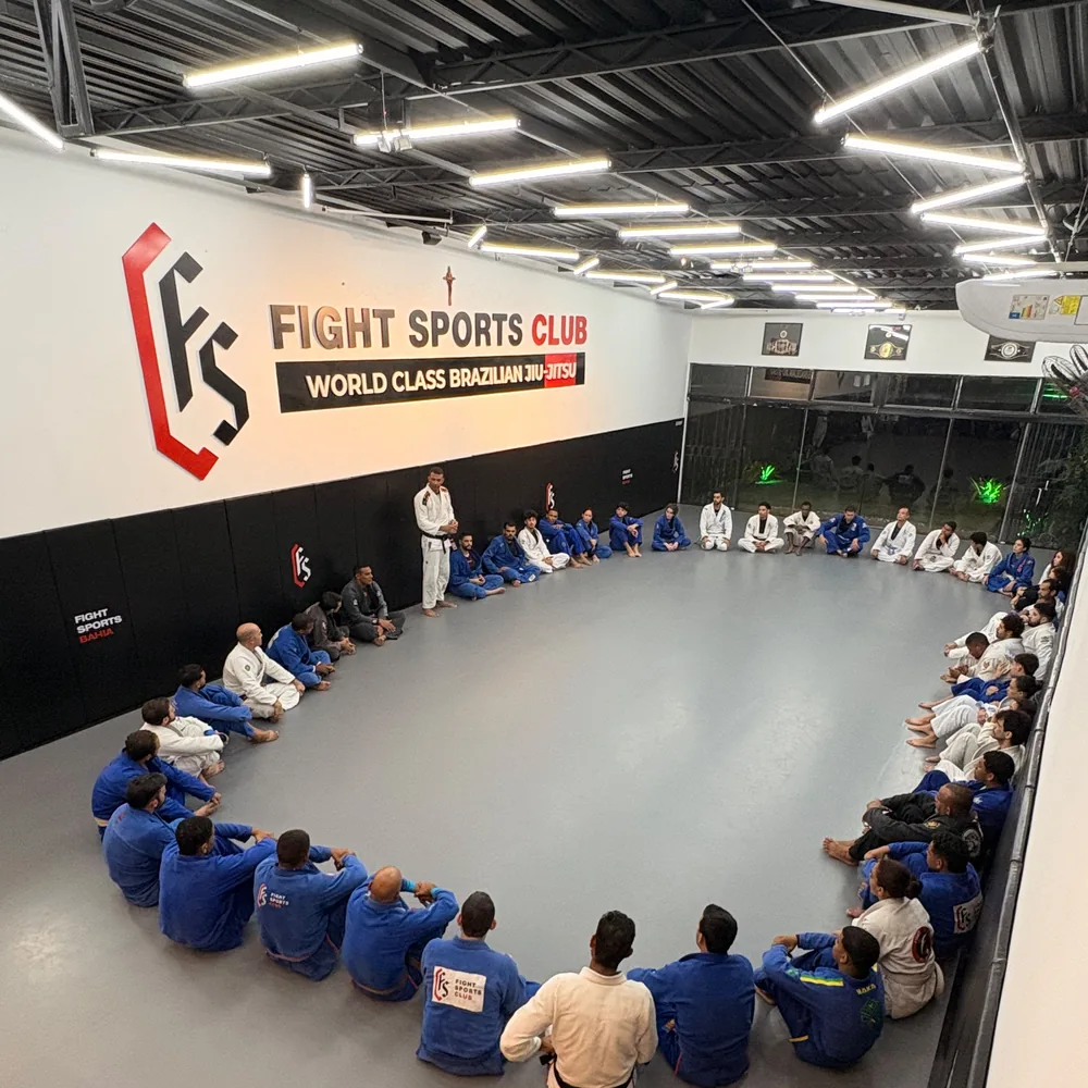 Turma reunida em roda no tatame da Fight Sports Ilhéus