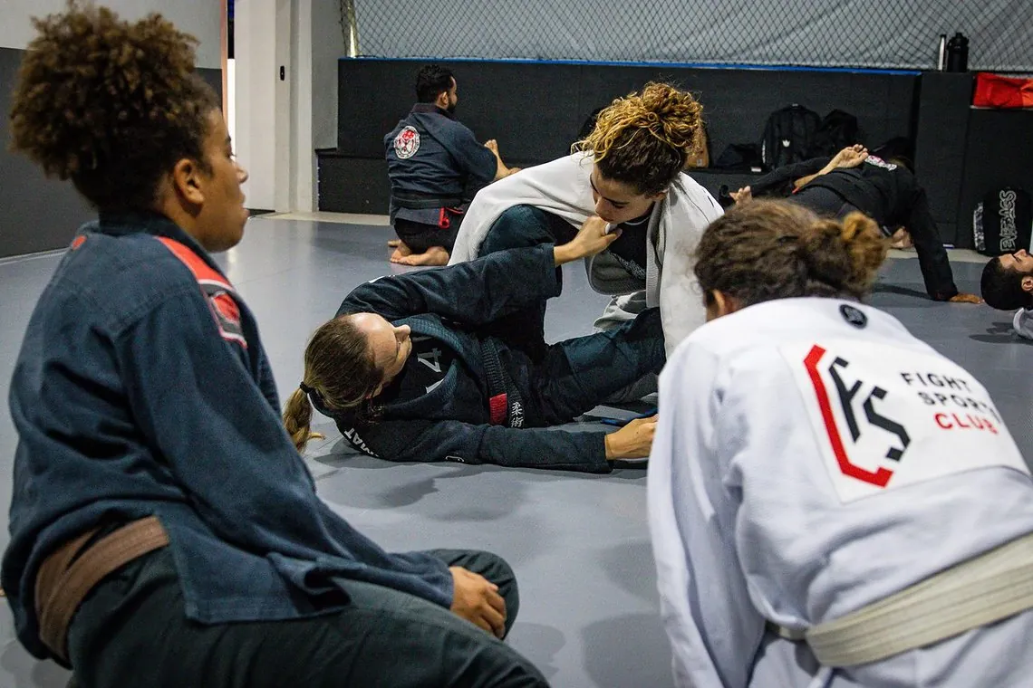 Treino feminino no tatame