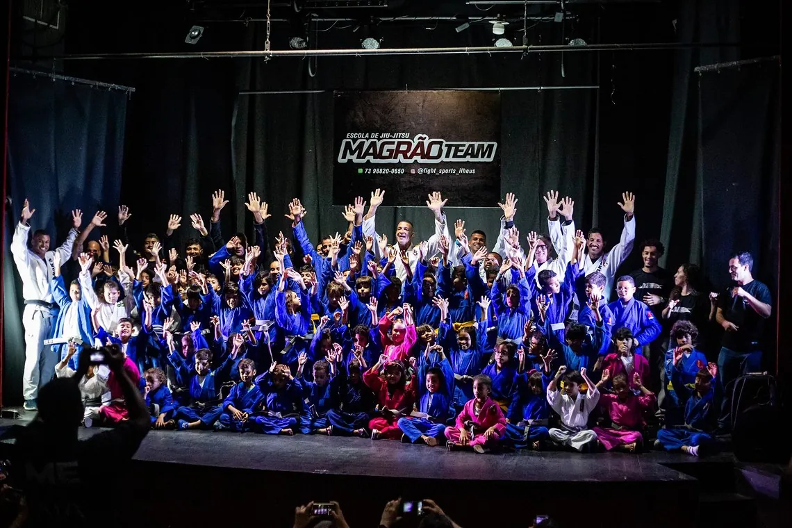 Graduação da escola Magrão Team no teatro