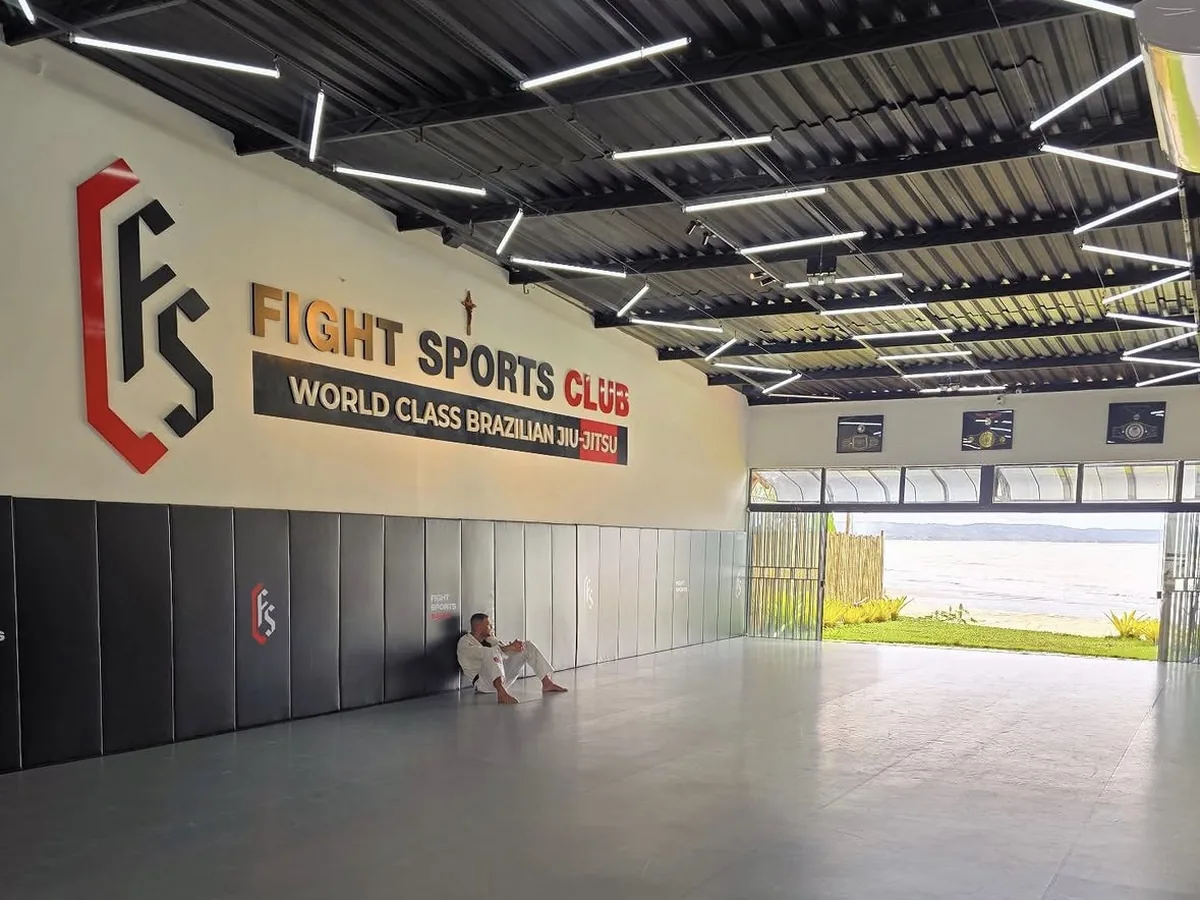 Tatame da Fight Sports Ilhéus com vista para o mar